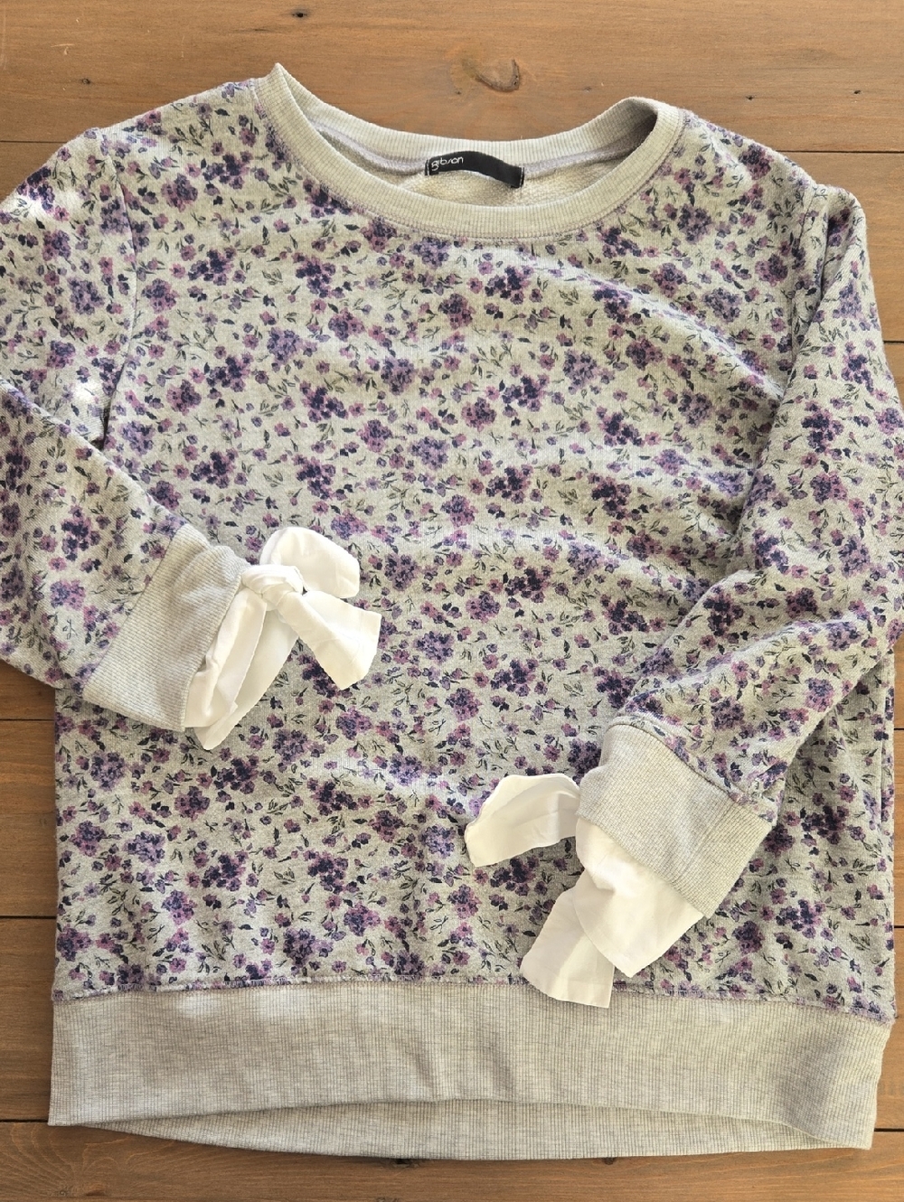 Gibson Light Gray Crewneck Sweater with Purple Floral Print